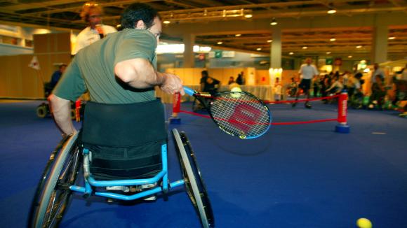Une personne handicapée joue au tennis. (PIERRE VERDY / AFP)